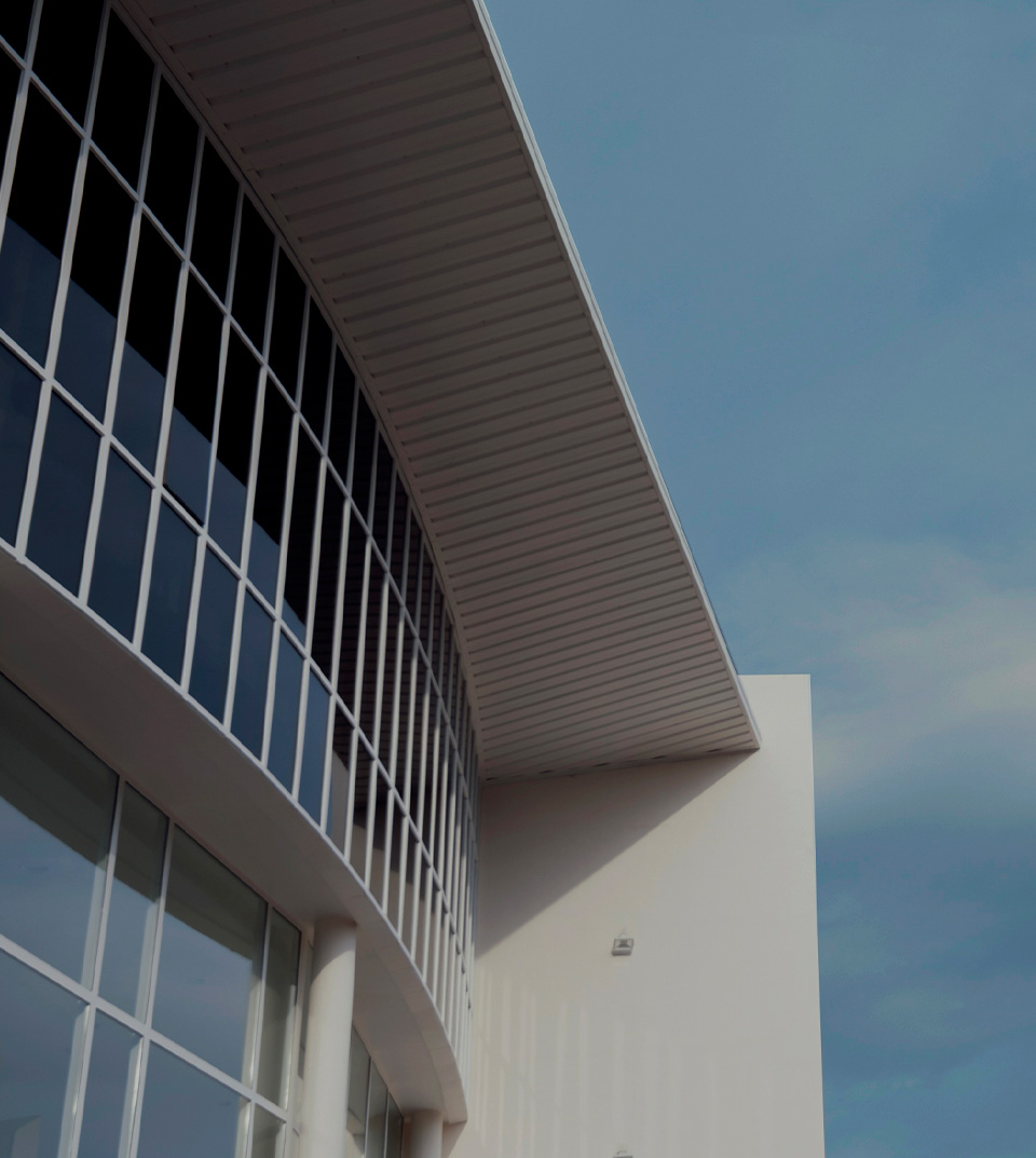 Edificio corporativo acristalado del Colegio Ágora, proyecto corporativo de OCN