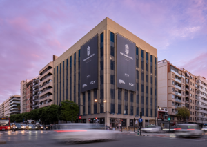 Rehabilitación del edificio The Bank Hotel 5 Estrellas Grand Luxury en Valencia. Fachada histórica restaurada de uso hotelero en esquina estratégica, destacando la arquitectura urbana y lujo en el centro de la ciudad.