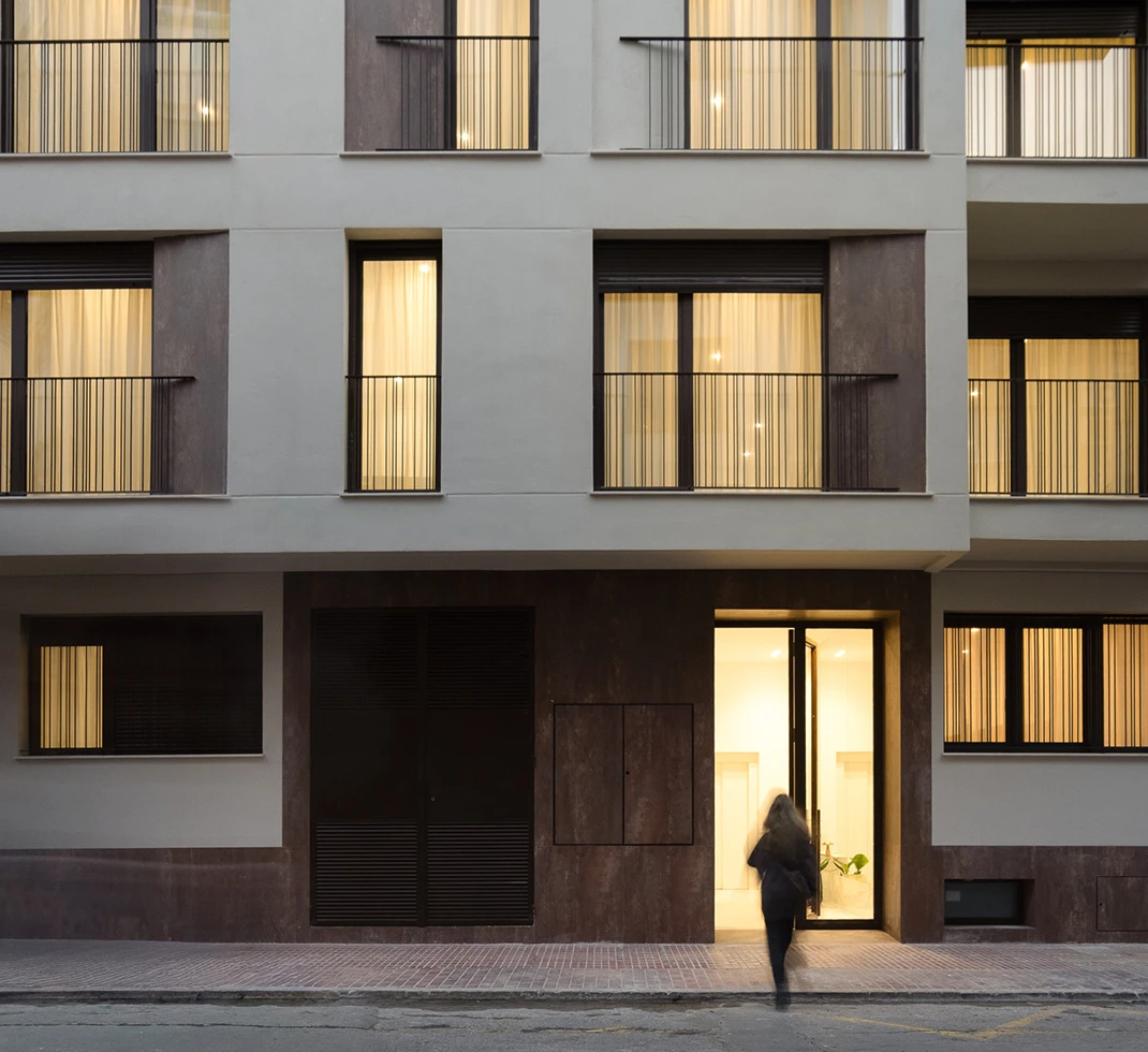 Entrada al edificio de diseño moderno en una promoción inmobiliaria de lujo, ejecutada por OCN, constructora en Castellón.