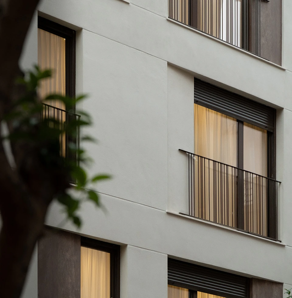 Fachada de diseño moderno en una promoción inmobiliaria de lujo, ejecutada por OCN, constructora en Castellón.