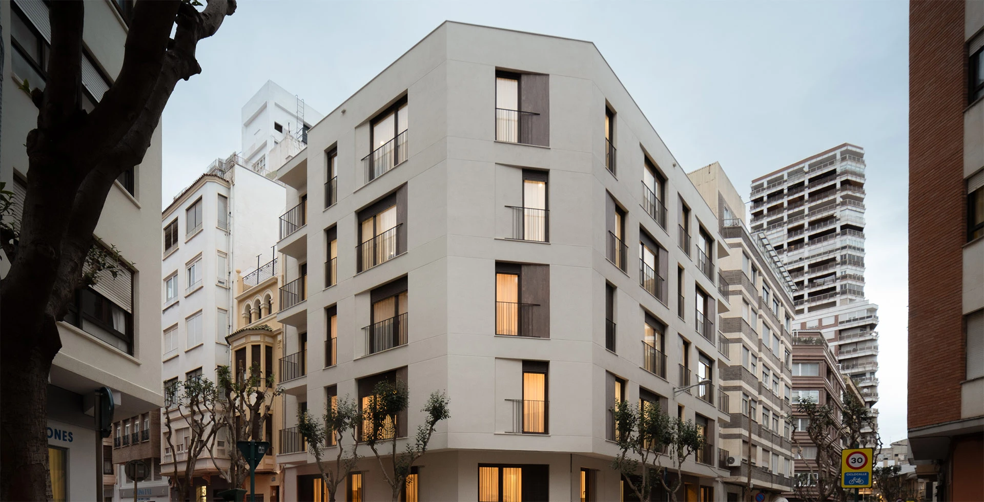 Fachada de diseño moderno en una promoción inmobiliaria de lujo, ejecutada por OCN, constructora en Castellón.