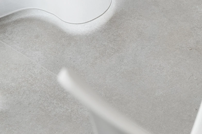 Suelo de microcemento premium en casas de constructora de alto standing en Mallorca y Valencia. Cortina blanca en la esquina superior izquierda