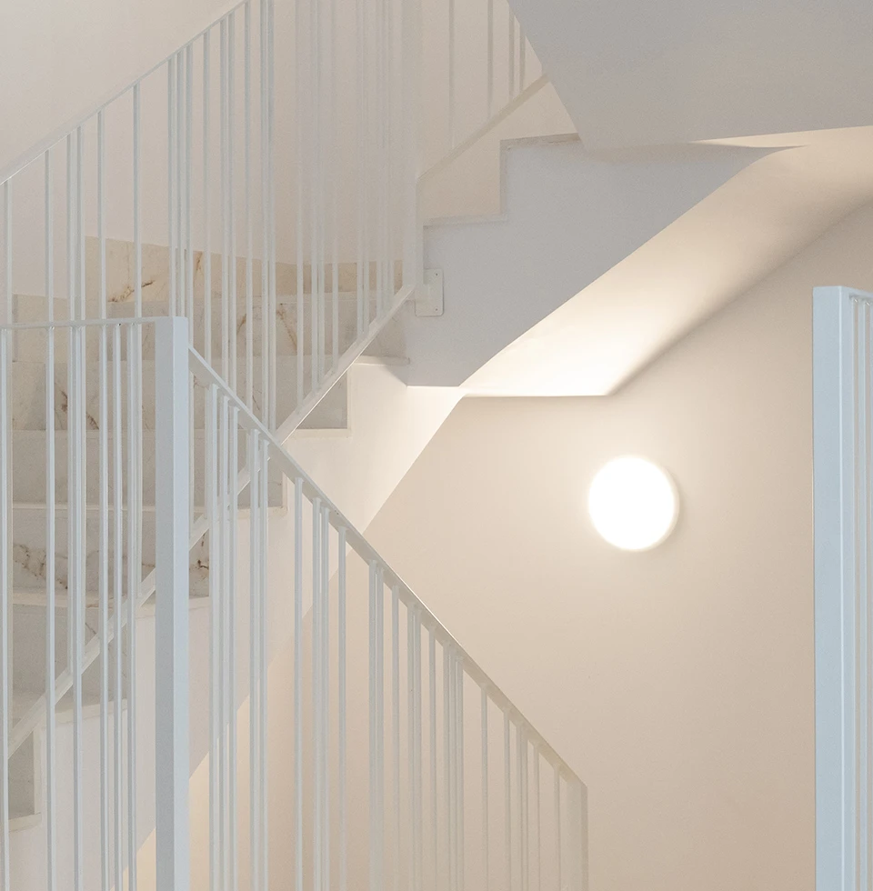 Escalera de diseño minimalista iluminada en proyectos de construcción de viviendas de lujo de nuestra empresa constructora en Castellon.