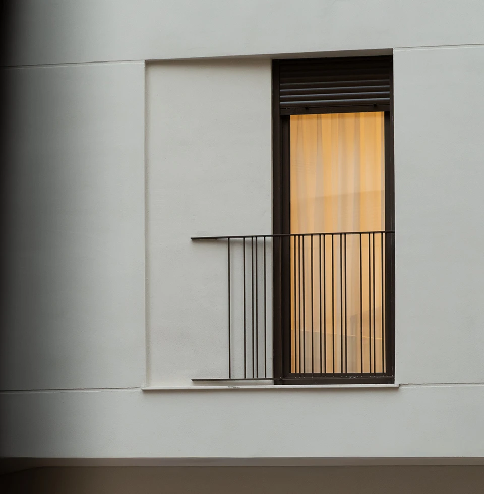 Detalle de ventana de la fachada de diseño moderno en una promoción inmobiliaria de lujo, ejecutada por OCN, constructora en Castellón.