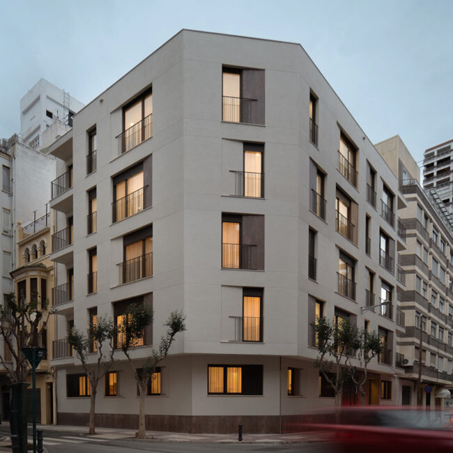 Fachada de diseño minimalista en una promoción inmobiliaria exclusiva de OCN en Castellón, empresa constructora con sedes adicionales en Valencia y Mallorca.