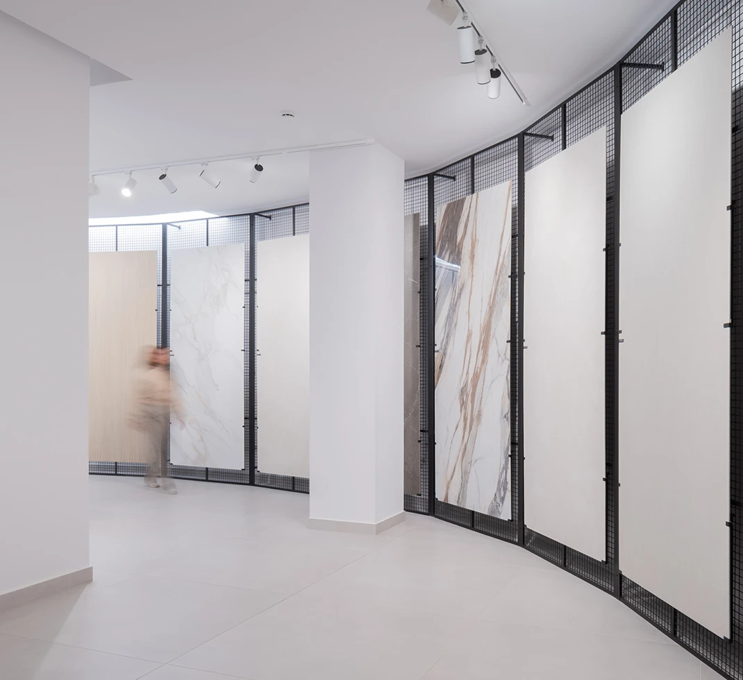 Exposición de láminas cerámicas de gran formato con acabado efecto mármol y piedra natural en el showroom de STN Cerámica.