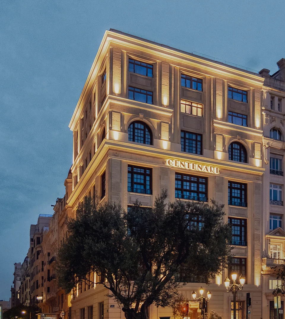 Iluminación nocturna de la fachada del hotel Grand Centenari en Valencia, un proyecto de rehabilitación hotelera realizado por la empresa constructora OCN.