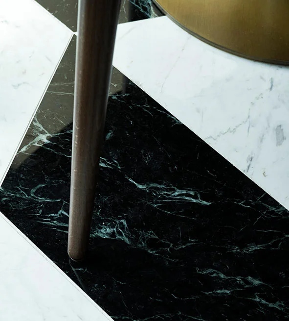 Detalle de pavimento de mármol blanco y negro con junta de precisión en el proyecto hospitality Grand Centenari de Valencia, ejecutado por OCN.